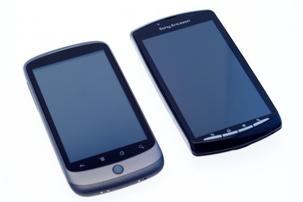 Googles Nexus One (links) und das Xperia Play (rechts)